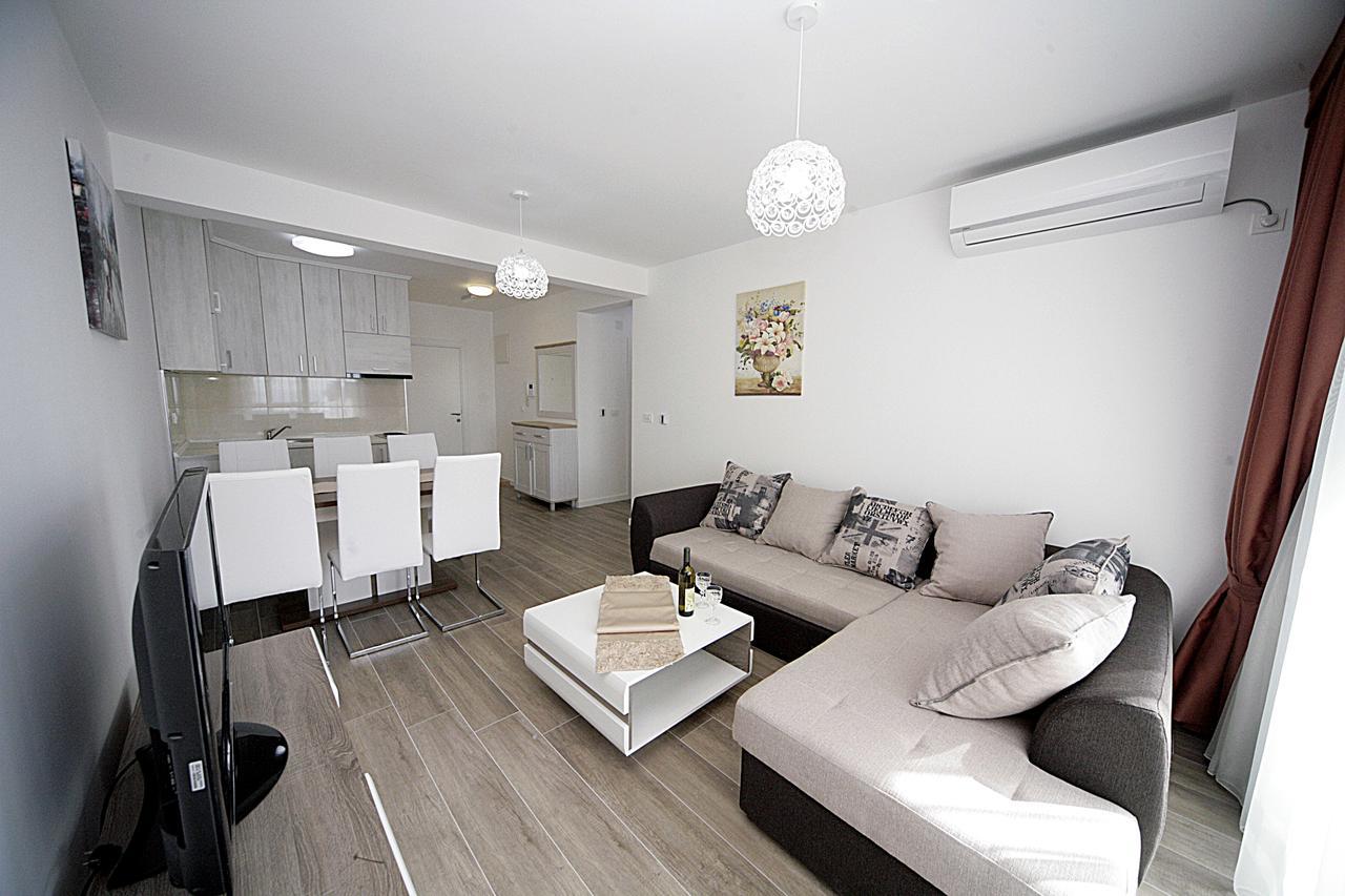 Sea Star Apartment Dobra Voda Esterno foto