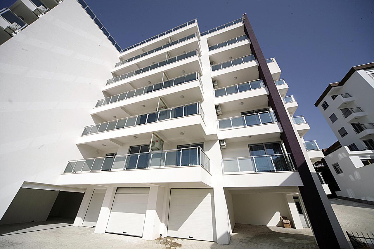 Sea Star Apartment Dobra Voda Esterno foto