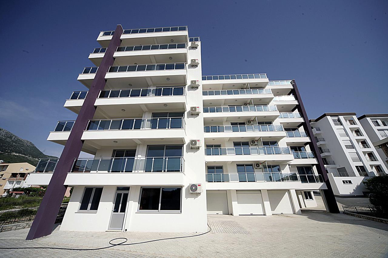 Sea Star Apartment Dobra Voda Esterno foto