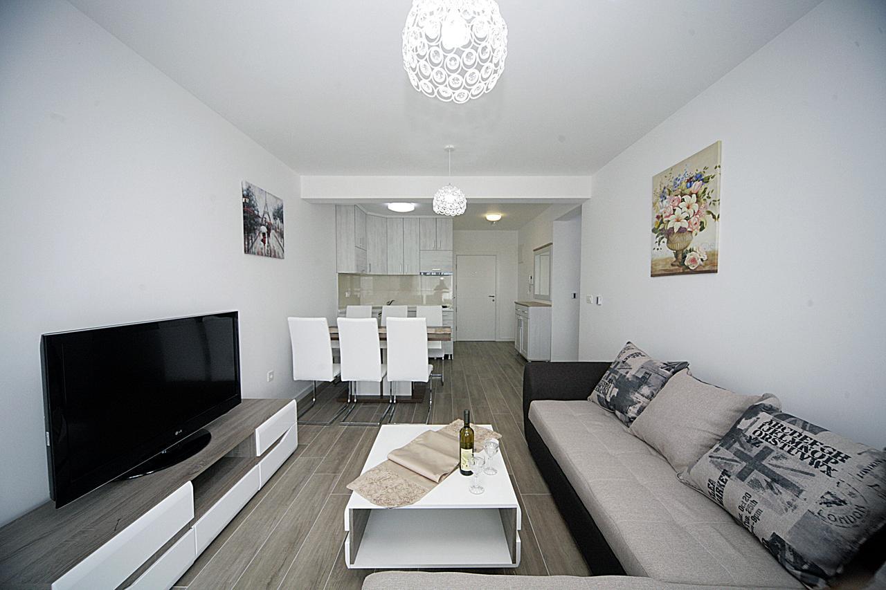 Sea Star Apartment Dobra Voda Esterno foto