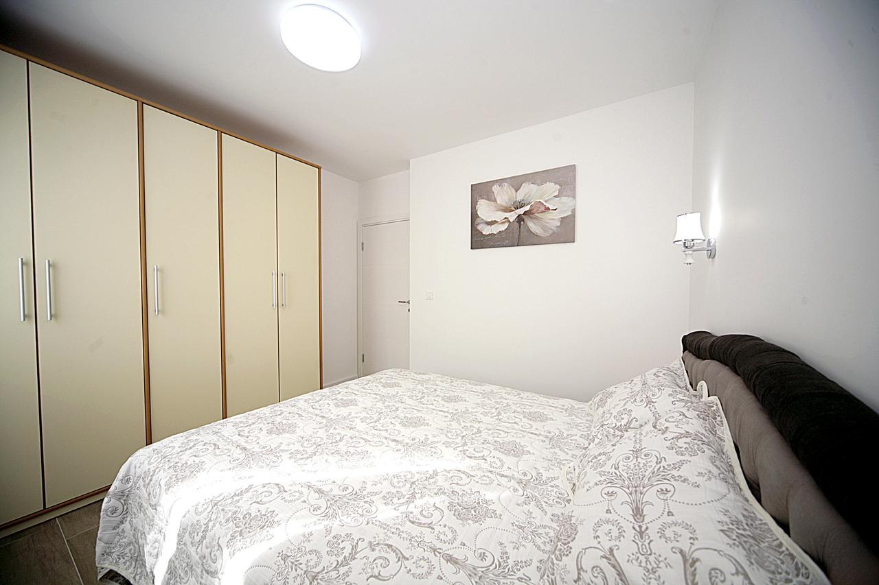 Sea Star Apartment Dobra Voda Esterno foto