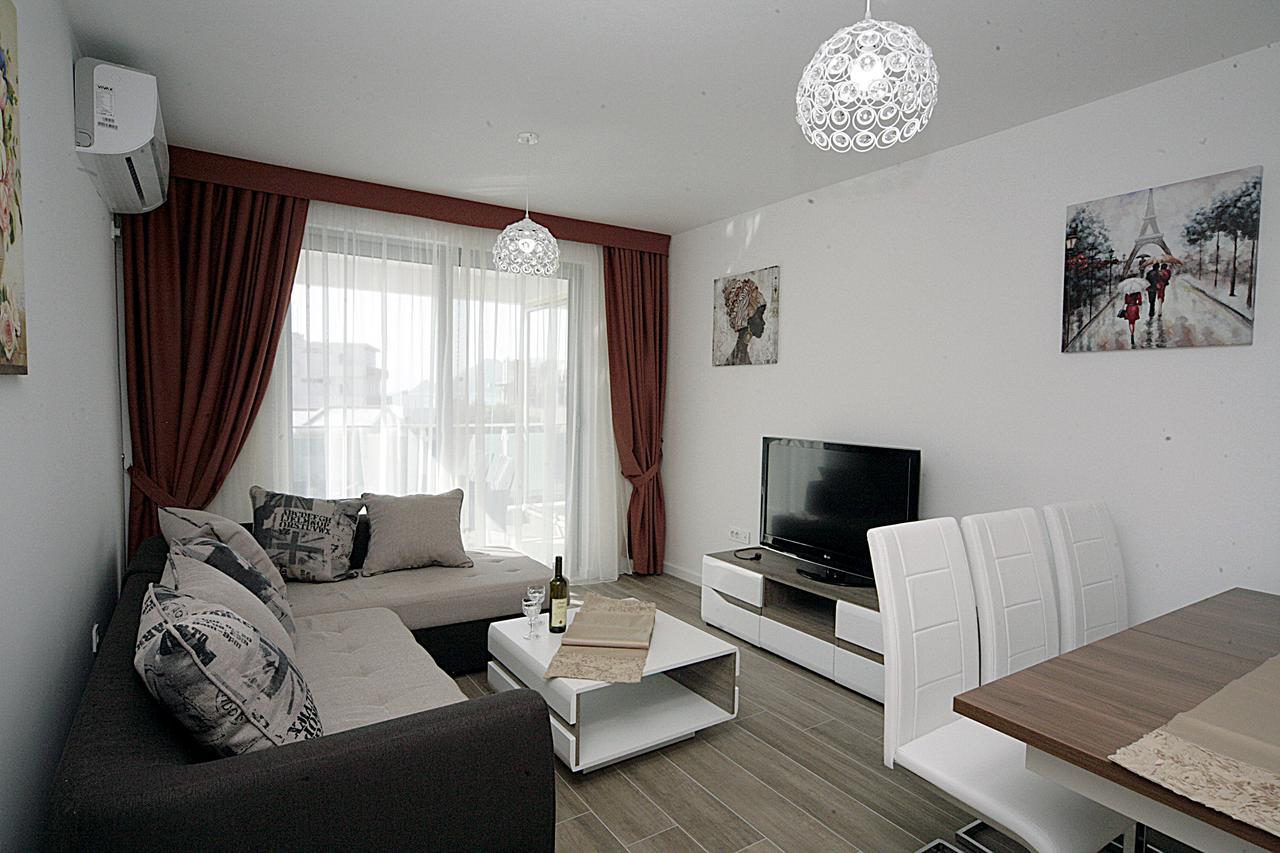Sea Star Apartment Dobra Voda Esterno foto