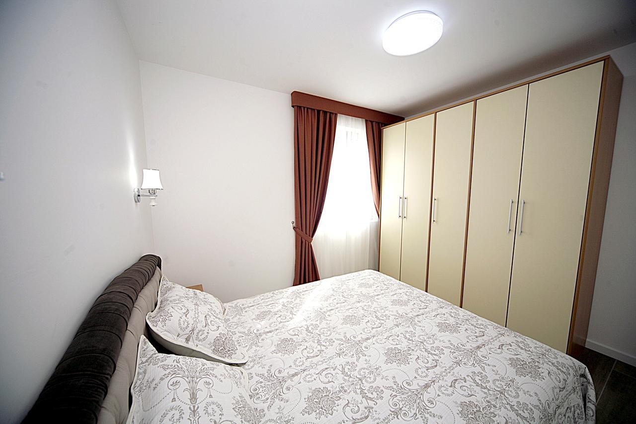 Sea Star Apartment Dobra Voda Esterno foto