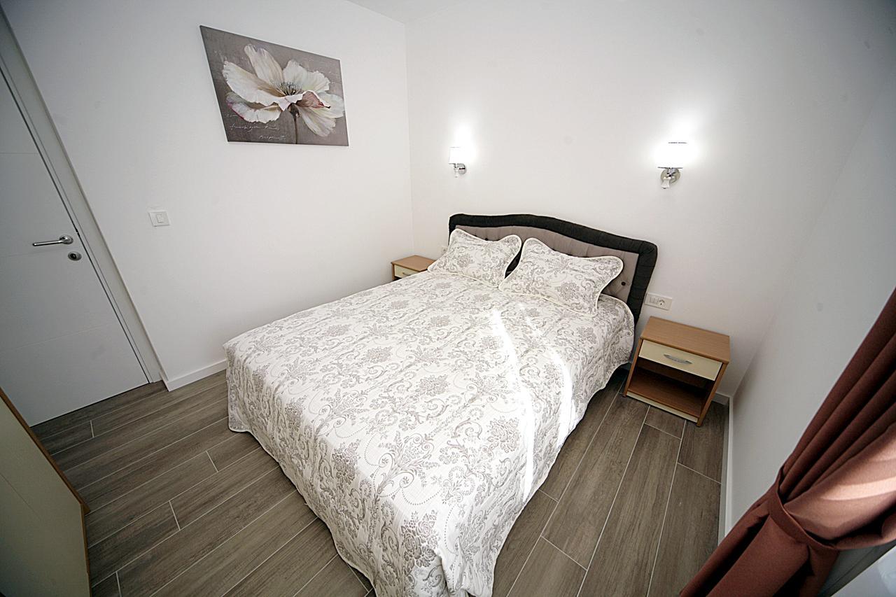 Sea Star Apartment Dobra Voda Esterno foto