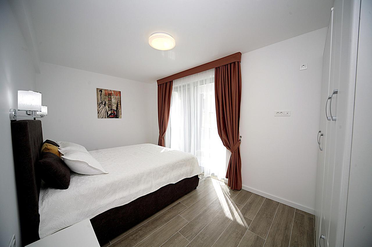 Sea Star Apartment Dobra Voda Esterno foto