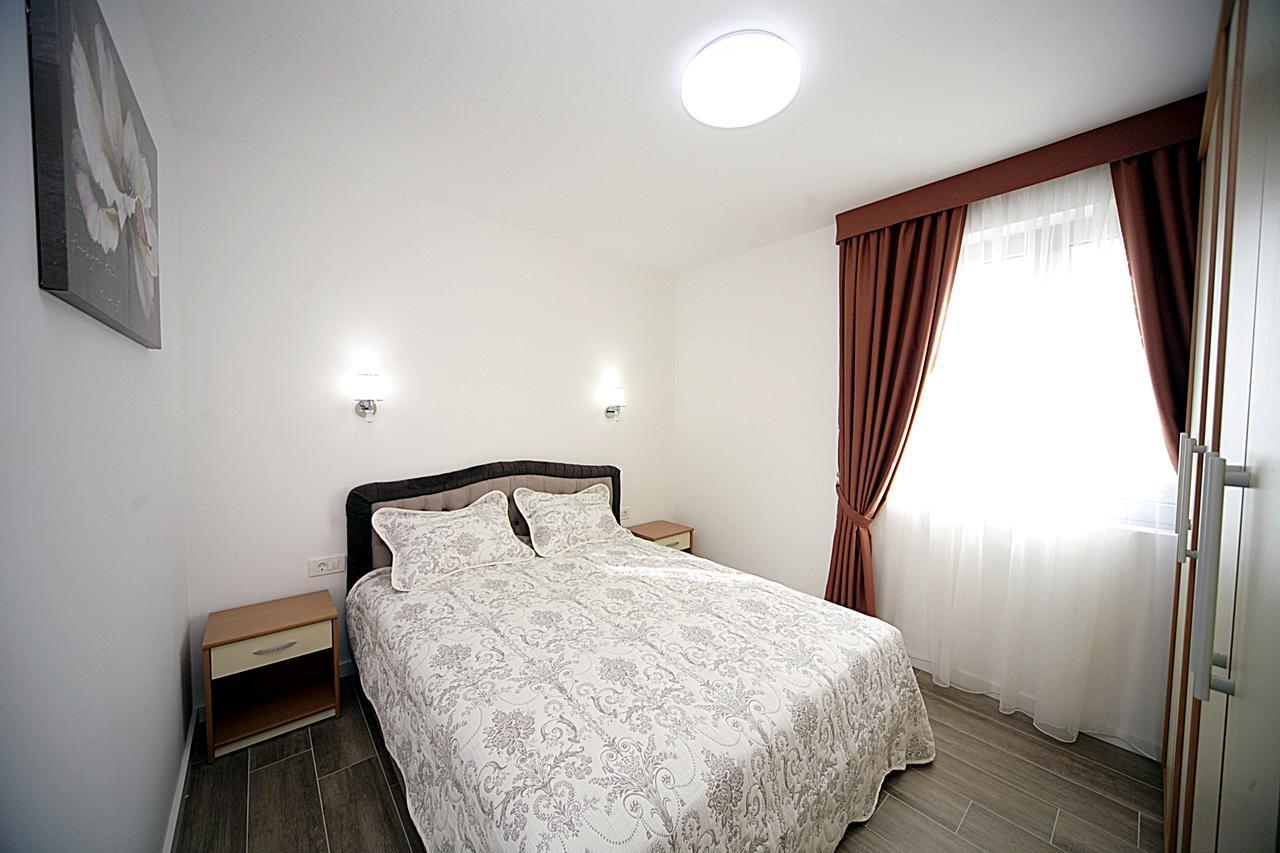 Sea Star Apartment Dobra Voda Esterno foto