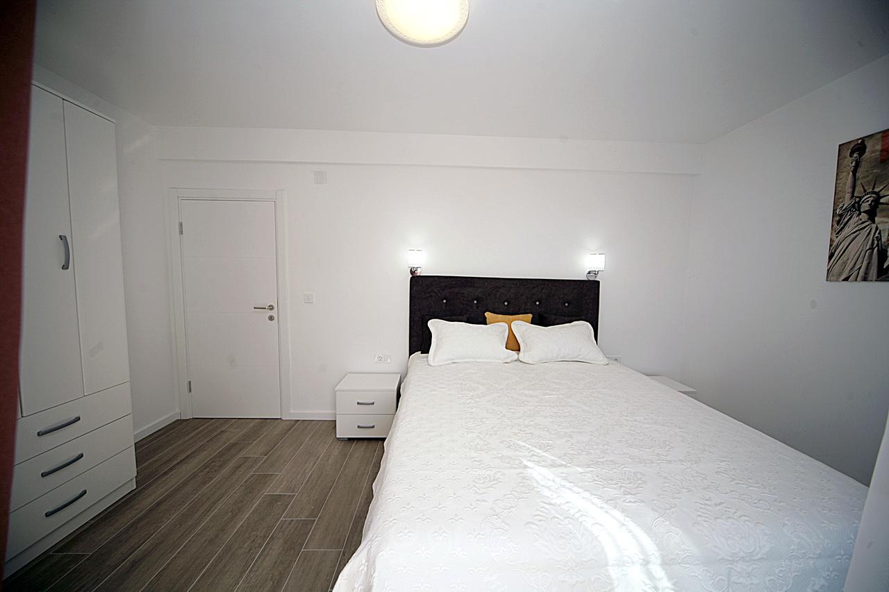 Sea Star Apartment Dobra Voda Esterno foto