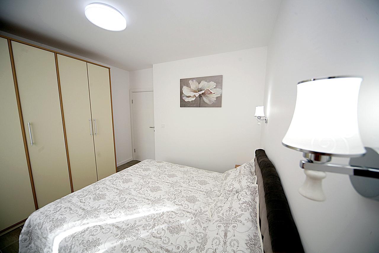 Sea Star Apartment Dobra Voda Esterno foto